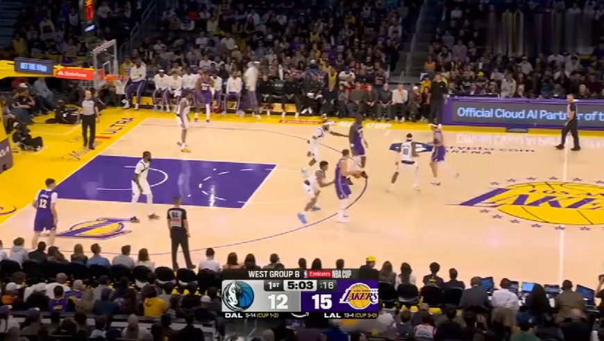 东契奇这球太帅了！简直把克莱当猴耍，全场球迷疯狂欢呼