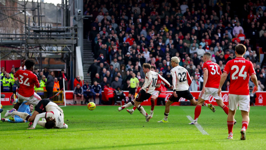 豪门悲喜夜：巴萨3-0登顶 阿森纳4-1热刺5分领跑 利物浦1-0压哨绝杀