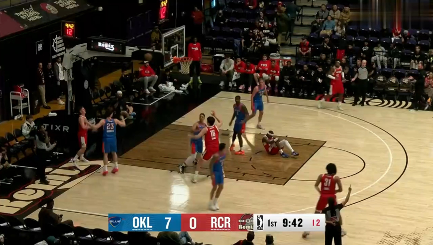 杨瀚森这球太帅了！秀得蓝队众人找不着北，全场球迷疯狂欢呼