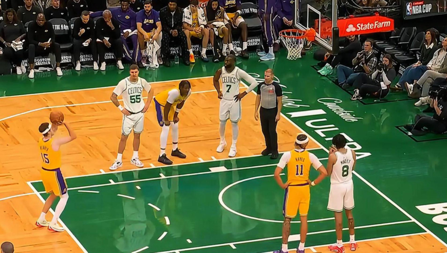 拼了！里夫斯造凯尔特人三分犯规三罚全中 湖人半场依然落后23分