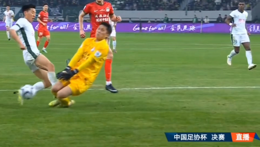 国安逃红牌？曹永竞踩踏河南门将小腿染黄，王国明两度出击救主