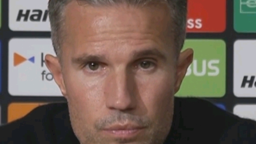 范佩西自责落泪！一次换人致19岁儿子重伤：我是教练 还是他父亲