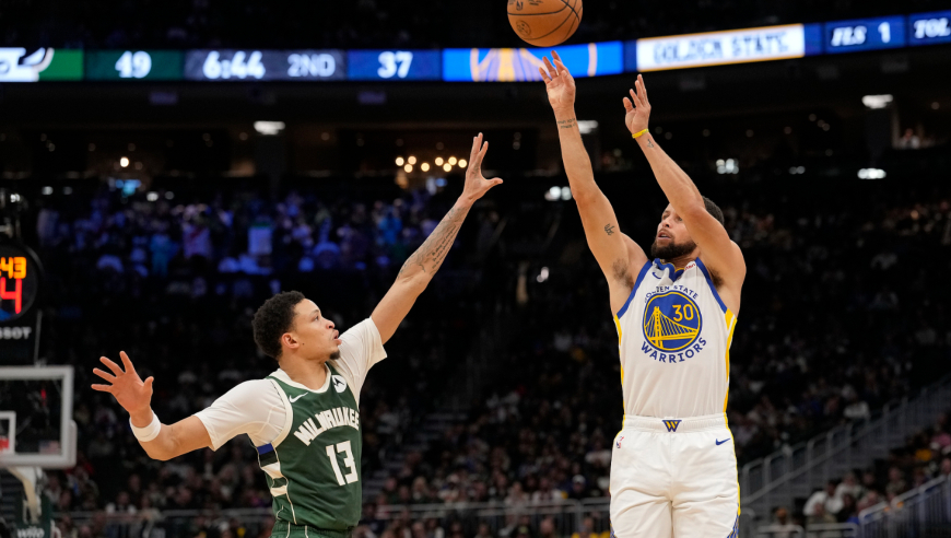 还得看库里！决胜时刻库里先造犯规 紧接着又高难三分再次命中