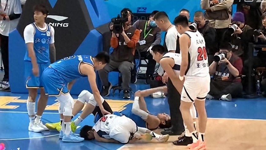 暖心！海哥把徐杰当成儿子，亲自搀扶入住酒店，有情有义场面感人