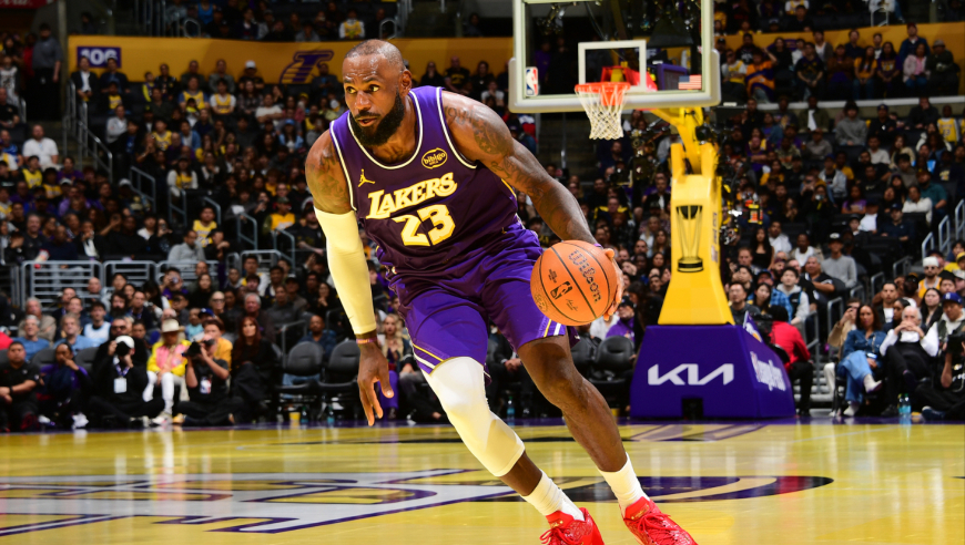 老当益壮！詹姆斯最后一秒三分压哨命中 老保罗下回合上篮也打进