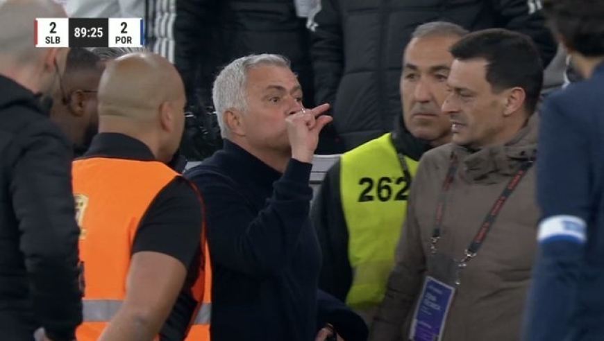 63岁穆帅踢飞水瓶染红！离场时比手势挑衅老东家：我被骂了50次叛徒