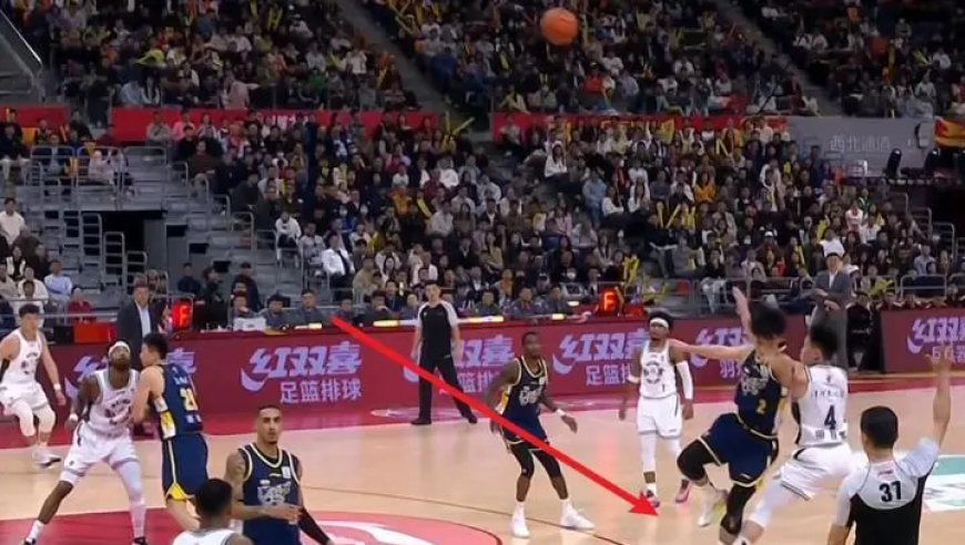 徐杰最新伤情报告！眉骨缝了3针，社媒发声彰显担当，杜锋祈祷