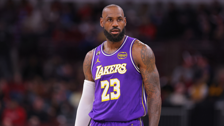 18詹回来了？詹姆斯对阵公牛半场集锦：狂砍20分 两次凶残暴扣