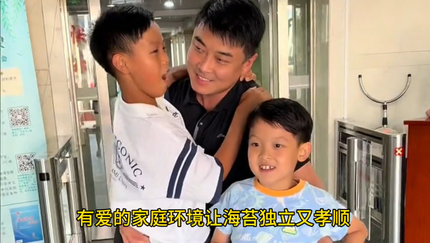 王皓大儿子独自去香港参赛，带回一堆礼物让妈妈感动，独立又孝顺太有教养了
