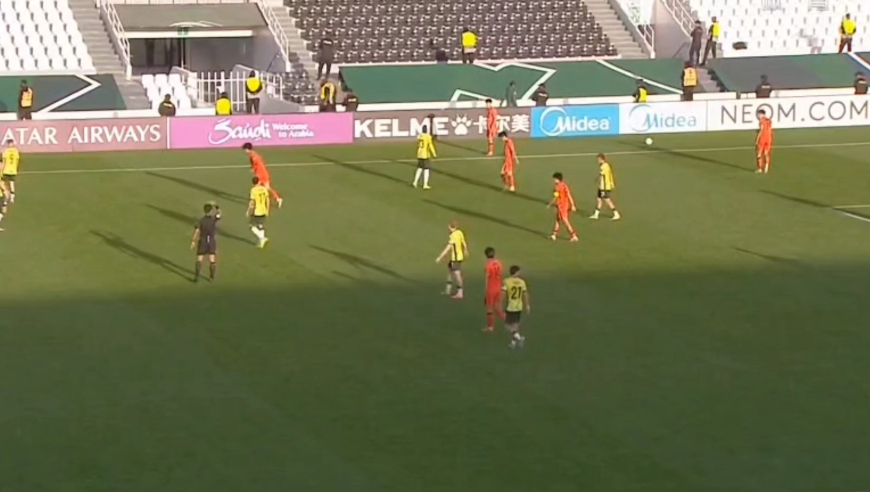 球迷热情欢呼！U23亚洲杯中国斩首胜，彭啸拼到腿抽筋澳洲球员落寞