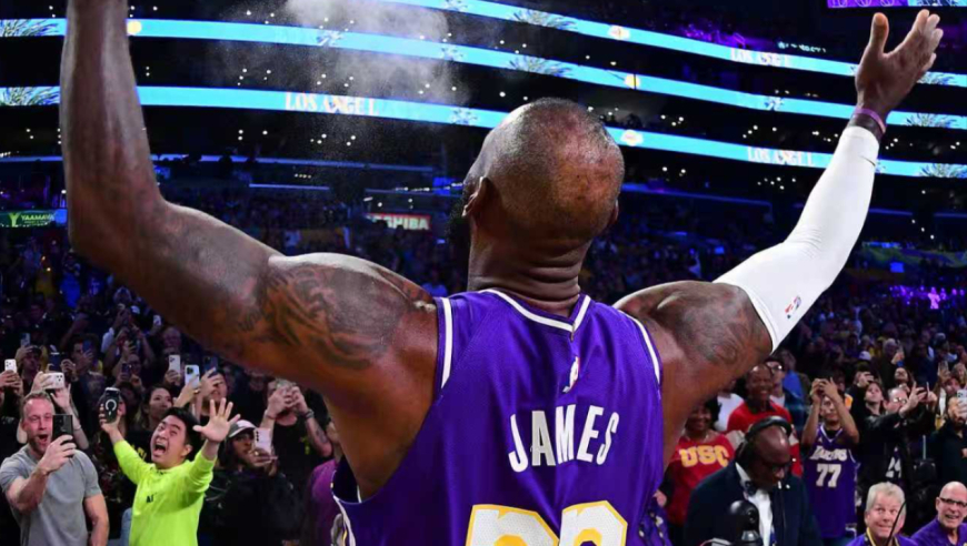 詹姆斯上演单臂空中接力 惊艳火箭主场球迷全场沸腾