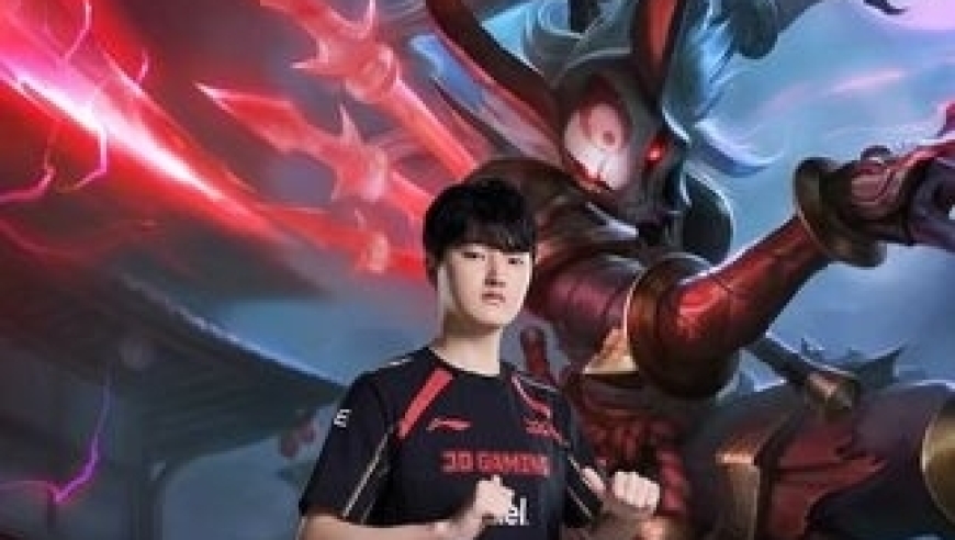 T1让二追三拿下DK，peyz最后天秀滑板鞋 