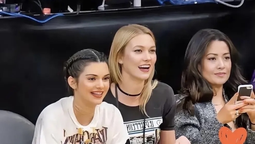 十年前的肯达尔&middot;詹娜好青涩！这张湖人场边的照片绝了！