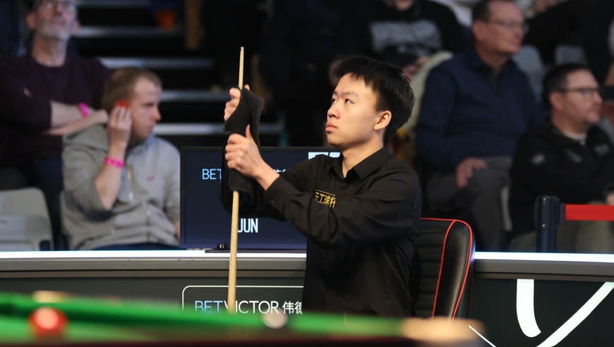 0-56落后也能翻？江俊单杆65分惊天逆转磨王塞尔比 全场几近疯狂