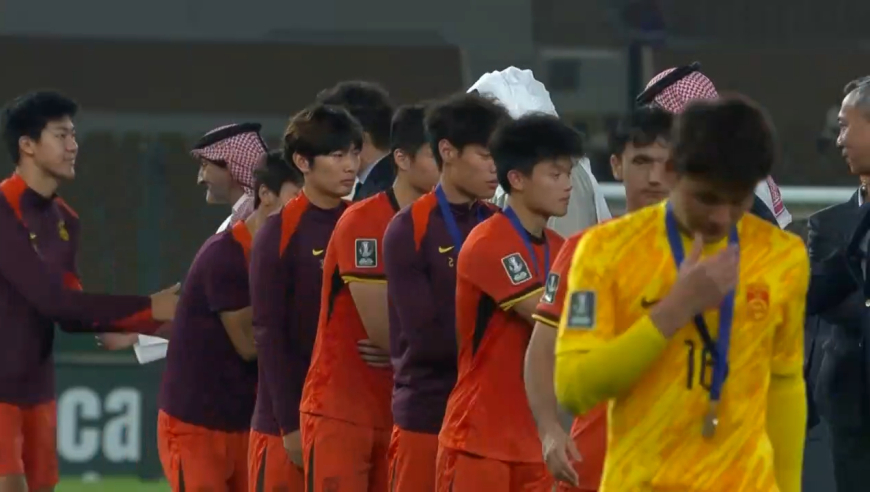 U23国足获亚洲杯亚军，谁注意颁奖仪式日本队举动？令人肃然起敬！