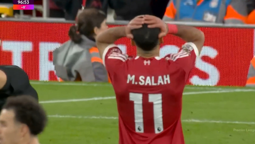 萨拉赫补时这两脚大失水准：包抄打高+反击不传连失良机，向队友举手致歉自己也尴尬笑了