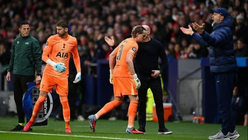 逆天内鬼表现！热刺门将15分钟2次超巨失误 满脸沮丧提前被换下