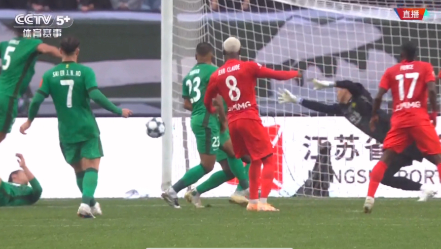 国安逃过一劫！张玉宁解围直接给对手，海港禁区大力射门中柱