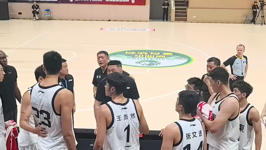 徐昕和杜锋冲突？团结杯暂停两人正面对峙，随后被队友推开