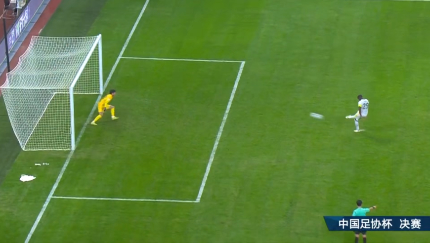 业余！河南门将没站在门线上扑点无效，法比奥重罚命中国安夺冠稳了