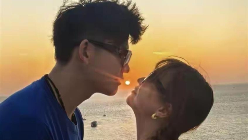 黄雅琼晒婚后首份情人节玫瑰熊，这才是爱情最好的样子