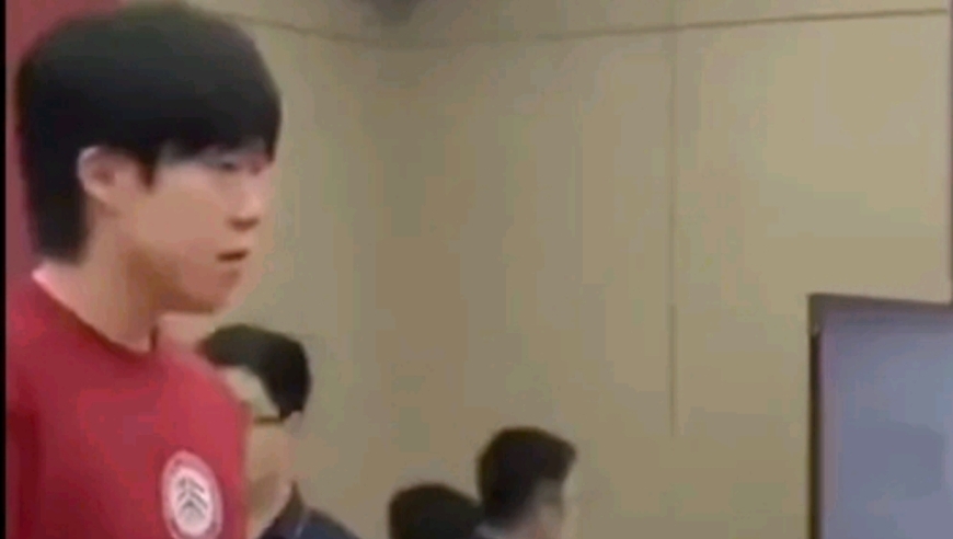 王楚钦亮相北大！正式报到成为研究生，现身课堂引同学关注，6天后比赛