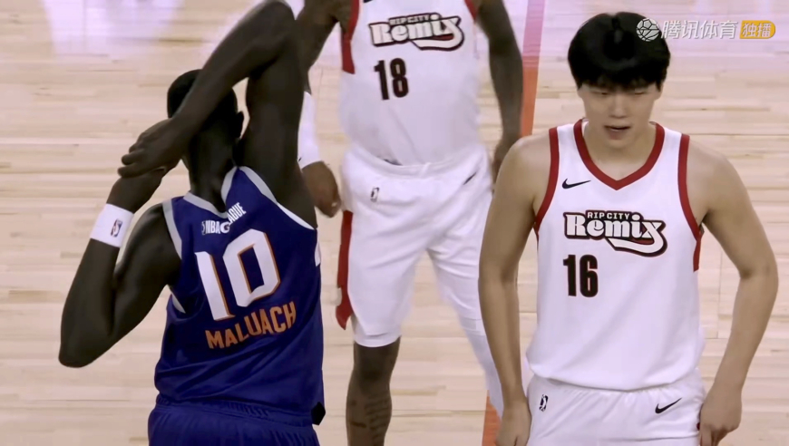 帅！杨瀚森三大步杀入篮下飞天暴扣 随后篮下妙手对手干扰球裁判无视