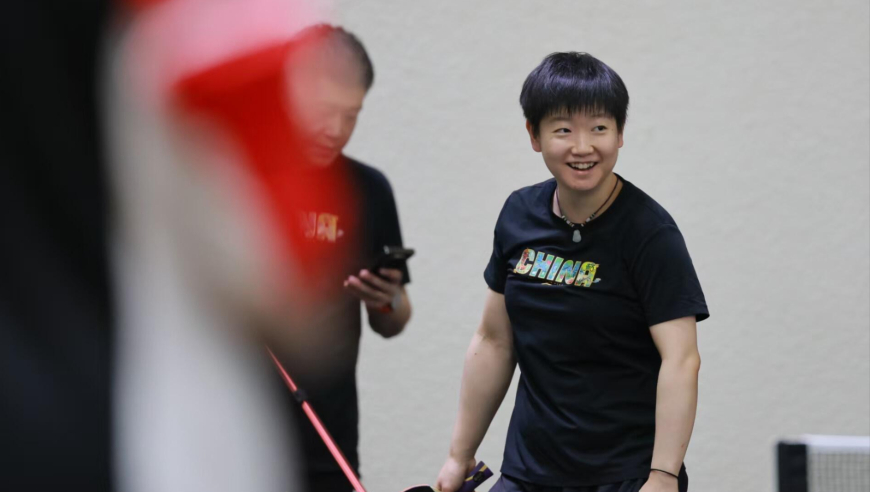 国乒艰难抵达印度开练！王楚钦不受环境干扰，孙颖莎结束后笑了