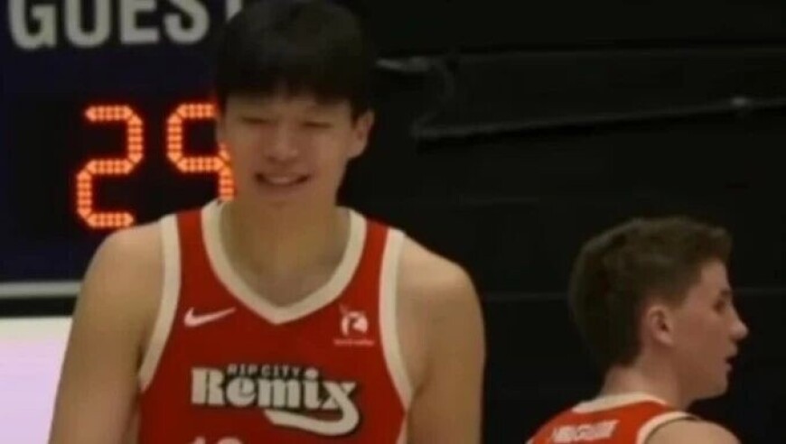 背靠背首秀20+7+7+2+2！杨瀚森笑了！