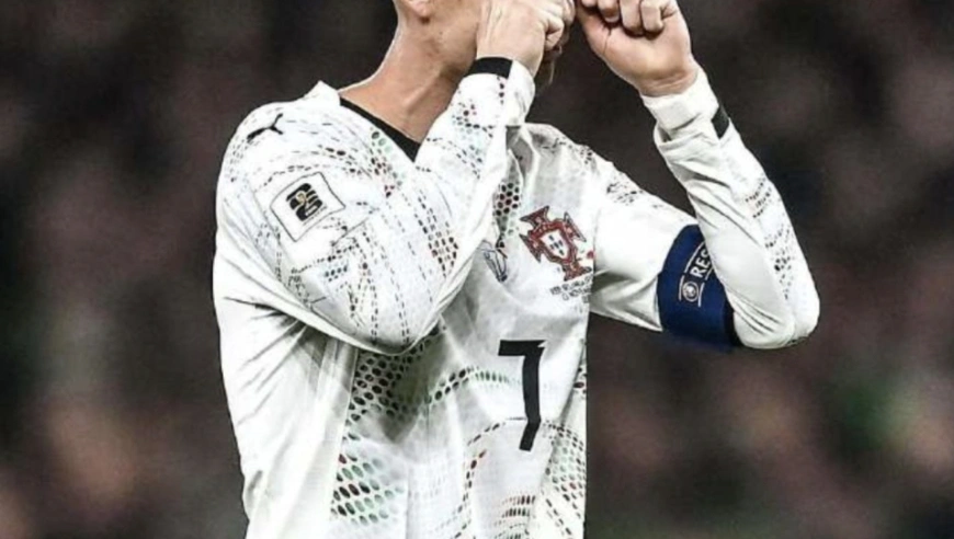 输球输人！C罗故意肘击后向对手做哭泣动作 离场时遭万人无情嘲讽