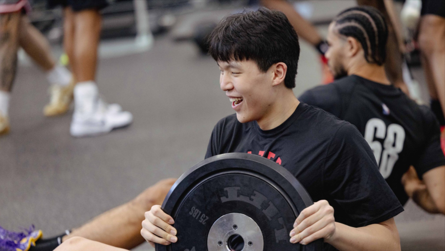 20岁杨瀚森训练后主动加练 加练三分曝光：超远三分一击即中