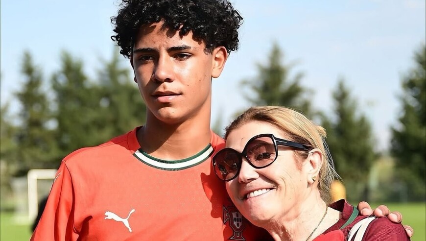 迷你罗助葡萄牙U16夺冠，乔治娜和C罗母亲现场见证