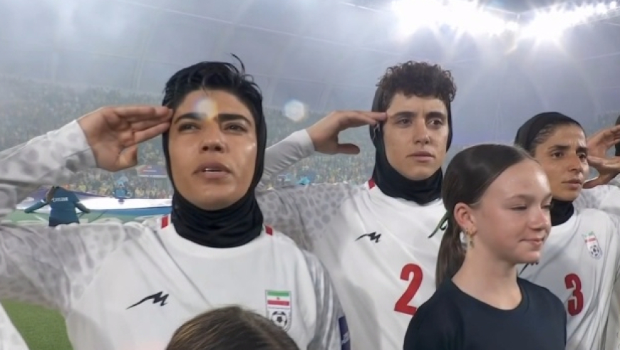 声援祖国？伊朗女足亚洲杯高唱国歌+动情敬军礼！首轮曾集体沉默