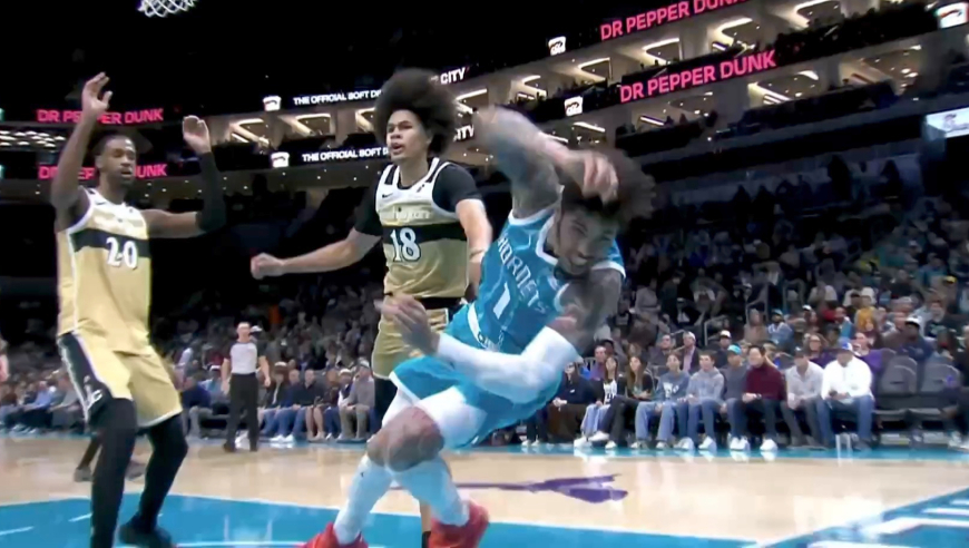 恶犯！三球突破被恶意推向底线摄像师险受伤 起身后要打架被队友拉住