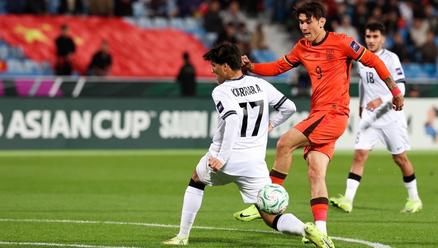 泪目！U23国足主力父母双亡 家里钱只够一个人踢球 哥哥为他放弃梦想