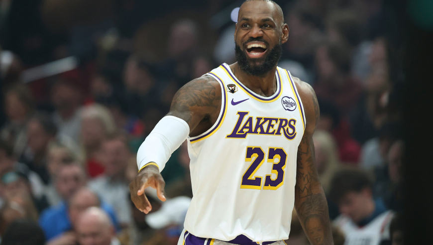 詹姆斯16中6吞惨败：20+9+8吃一级恶犯 提前5分40秒投降