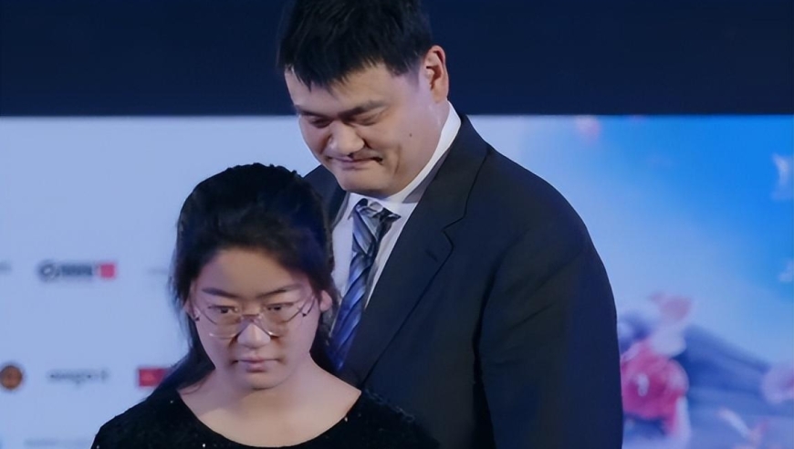姚明15岁女儿近照曝出难以置信！身高近2米，一袭黑色连衣裙显气质