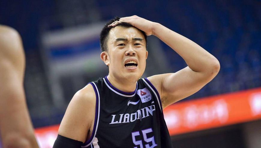 CBA本赛季火爆冲突合集2：韩德君被凶狠抱摔 王奕博被直接撞飞