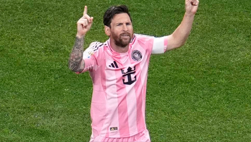赚大了！登贝莱搭肩梅西回更衣室，结果梅西把鞋裤也给了登贝莱