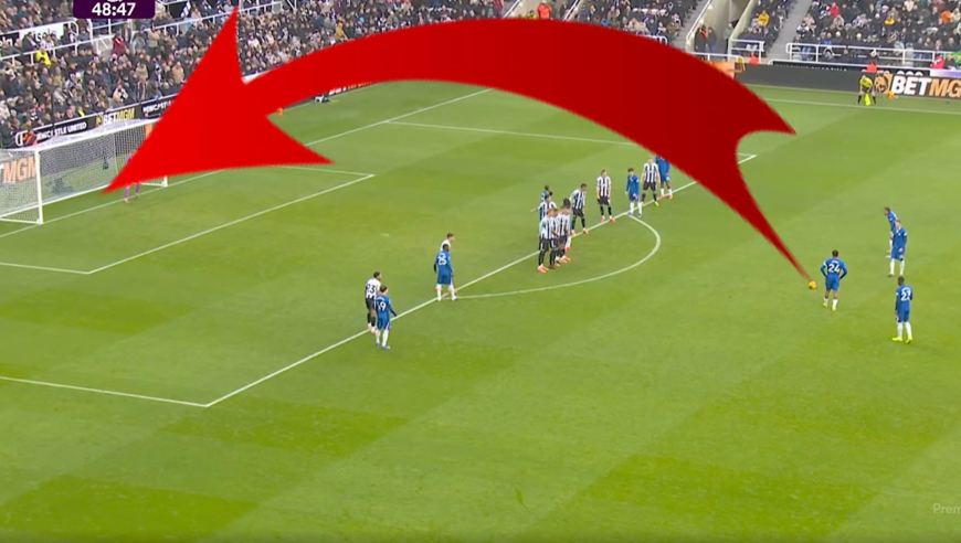 教科书级脚法！慢镜看切尔西詹姆斯任意球破门，飞跃人墙极速下坠