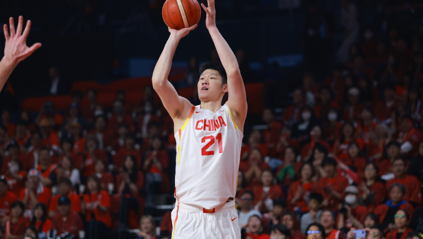 中国男篮逆转日本最后时刻：裁判连吹争议哨 胡金秋暴走取胜