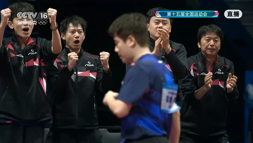 失误有点多！樊振东接连发球失误 梁靖崑连拿5分队友疯狂庆祝