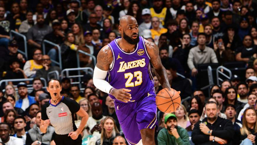 詹姆斯vs雄鹿26分9篮板10助攻：末节13分攻防一体+首发最高正负值