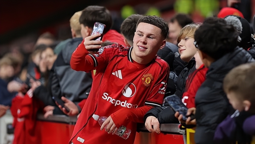 排面！鲁尼之子首秀，卡里克领衔曼联高层挤满U18看台！