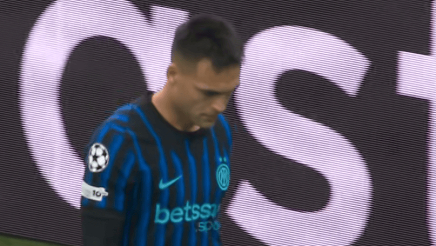 劳塔罗本场2关键传球3次被犯规，对抗9胜4，1射0正