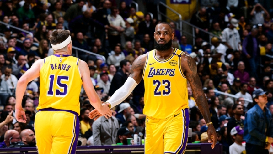 太炸裂了！慢镜还原詹姆斯助攻八村垒三分绝杀 全场都沸腾了