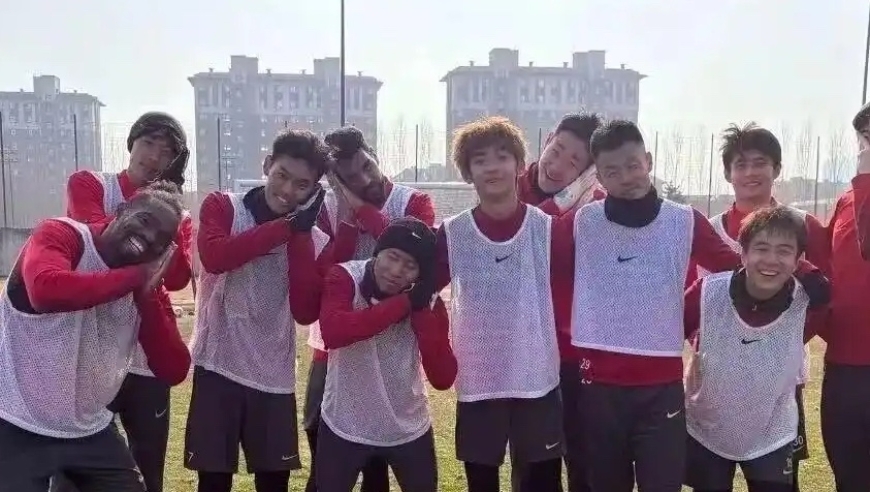 18岁中国足球新星出轨裸聊！偷拍女友私密照，长春亚泰官宣：三停