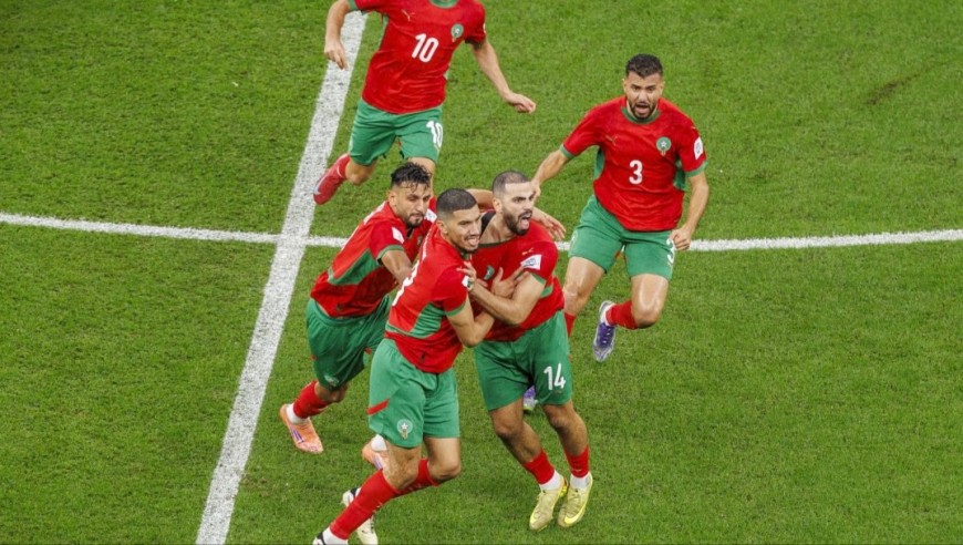 吹一辈子系列！阿拉伯杯决赛诞生神仙球，摩洛哥悍将中圈惊天吊射破门