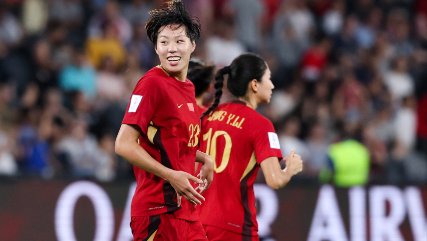 中国女足破门！邵子钦禁区被拽倒造点，亲自主罚命中