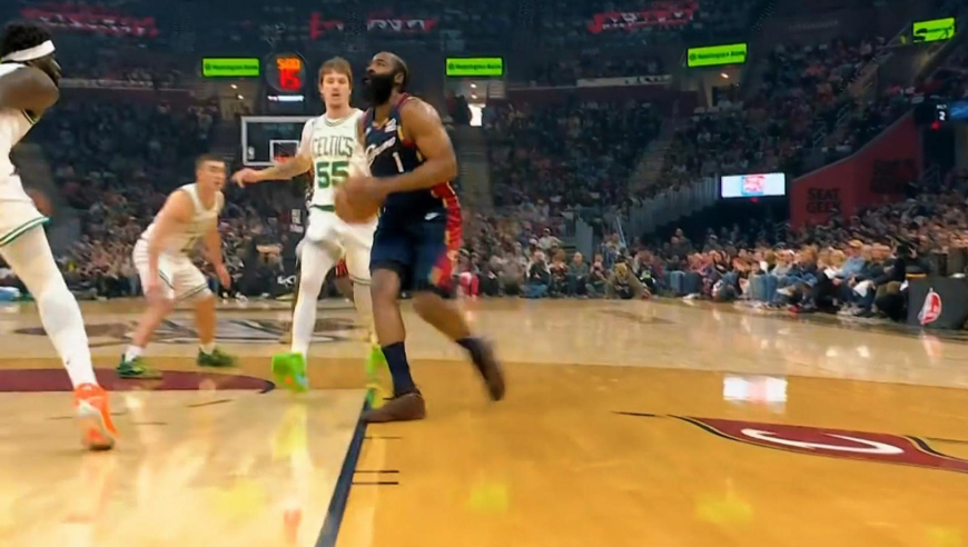 较上劲了！塔图姆展现各种技巧连拿7分 骑士哈登突破+三分强势回应